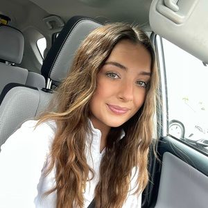 Meet your Posher, Holly